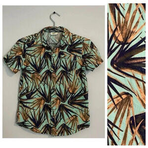 Boys Hawaiian Button down short sleeve shirt 7-8. Such a cool print! 💯 cotton